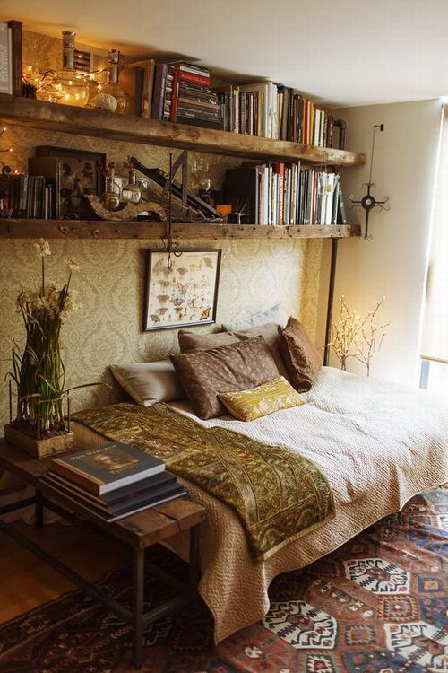 Giường ngủ kết hợp với kệ sách tạo nên không gian vô cùng ấn tượng