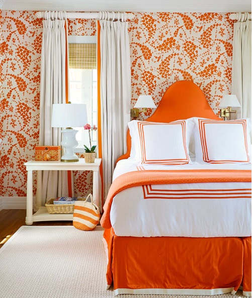 Rèm cửa và ga giường màu cam nổi bật trên nền thảm sàn màu trắng