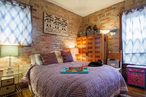 Những bức tường gạch mộc mang lại sự tự nhiên, gần gũi cho phòng ngủ