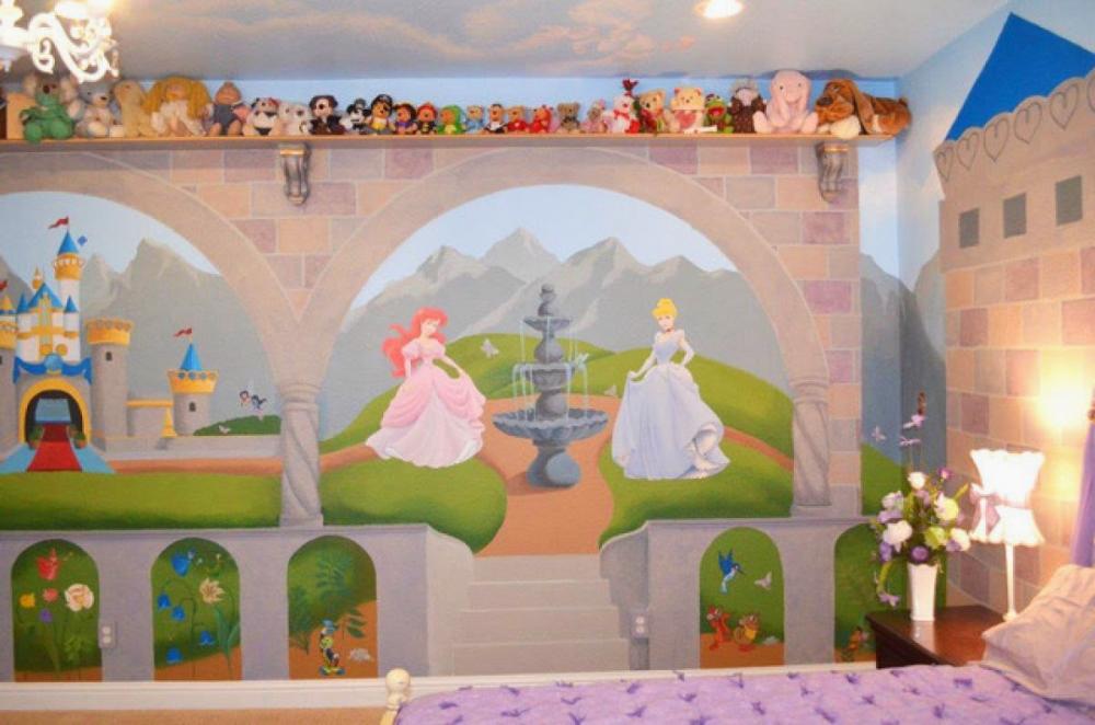 chiếc giường trải ga và giấy dán tường hình công chúa.