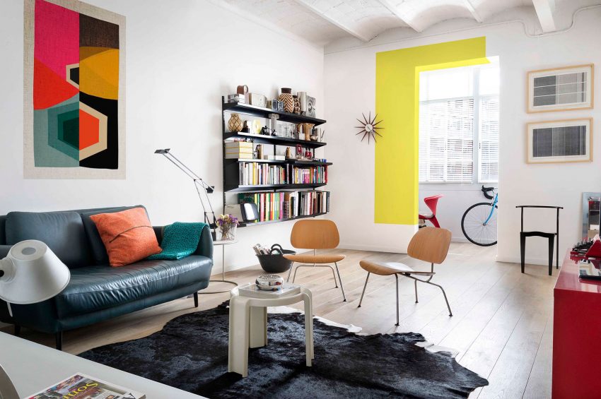 Căn hộ đầy màu sắc này nằm ở Barcelona, Tây Ban Nha và được thiết kể bởi Egue y Seta Studio