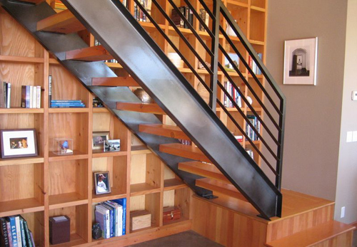 Tủ sách - cầu thang kết thành bộ đôi hoàn hảo