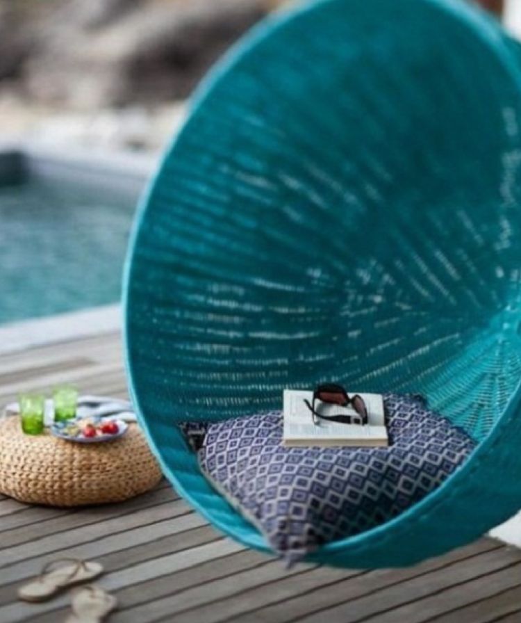 Ghế treo màu xanh dương bên cạnh hồ bơi giúp bạn thư giãn