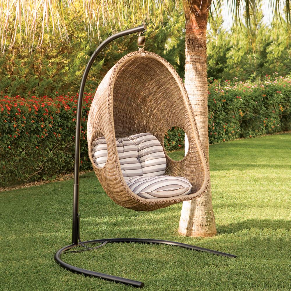 Một chiếc ghế treo trong khu vườn sẽ là nơi lý tưởng để thưởng thức  ​một tách trà sáng trong khuôn viên vườn tược
