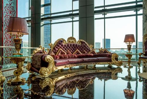 Chiếc sofa thuộc bộ sưu tập Esmeralda của thương hiệu Colombostile hiện diện tại  sảnh khách sạn The Reverie Saigon là một trong những khách sạn đẳng cấp nhất  Sài Gòn hiện nay.Chiếc ghế chỉ có một trên thế giới với đệm bọc da đà điểu ​ màu tím đỏ với phần tay vịn, thành ghế được dát vàng