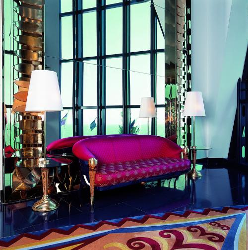 Những mẫu bàn, ghế, giường do Carlos Rampazzi thiết kế giúp khu sảnh chính, ​ phòng Hoàng gia của khách sạn… để lại ấn tượng mạnh cho khách tới đây