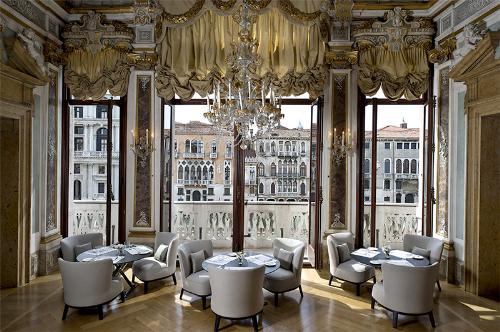 Khu nghỉ dưỡng Aman Resorts là một lâu đài có từ thế kỷ 16, nằm bên kênh Lớn  ​của Venice (Italy), nội thất bên trong đã mang hơi thở hiện đại cho công trình 