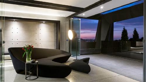 Chiếc sofa mang tên Moon (Mặt trăng) của Zaha Hadid làm riêng cho B&B Italy  có thể ghép liền thành một khối hoặc tách rời tùy nhu cầu của chủ sở hữu