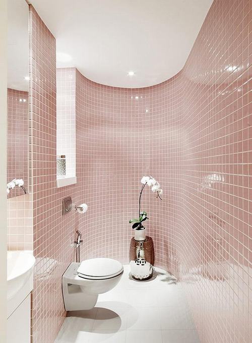 Phòng tắm với sơn tường bằng màu trung tính, lát những viên gạch màu pastel tạo điểm nhấn cho căn phòng