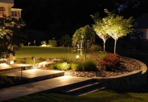 Khi sử dụng đèn vườn, chúng ta nên chủ tâm tạo ra nhiều khoảng sáng để hướng dẫn khi đi dạo quanh vườn hơn là chiếu sáng toàn bộ khu vườn.